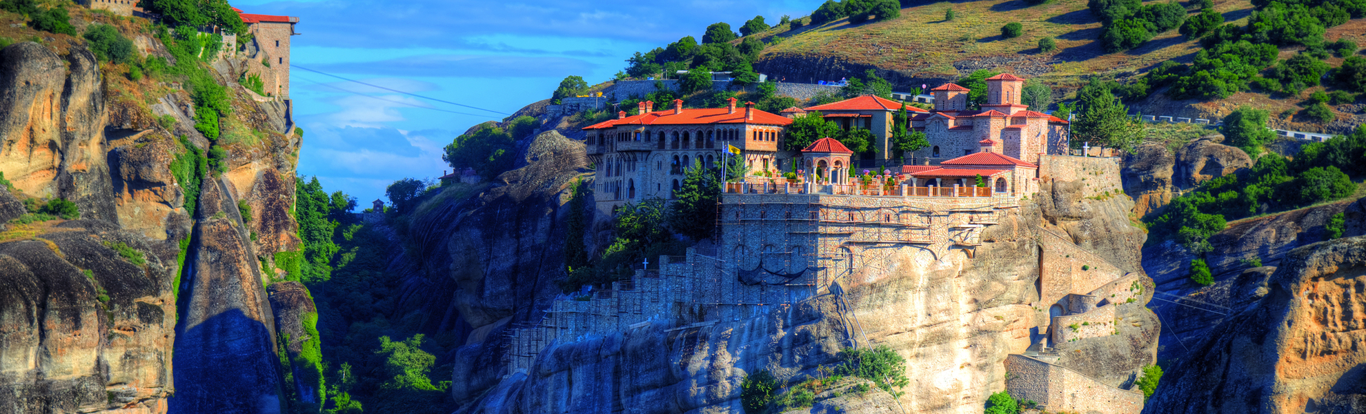 Schöne Landschaft von Meteora mit religiösem Kloster in den Sommerferien,Griechenland - Europa