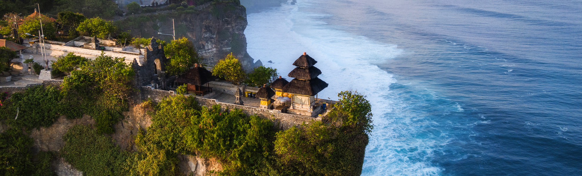 Luftaufnahme des Uluwatu-Tempels bei Sonnenaufgang