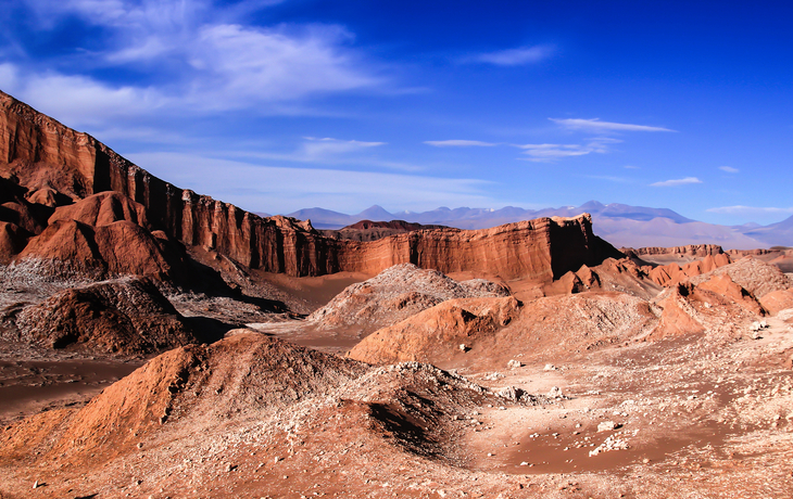 ikonische Felsformation im Valle de la Luna bei San Pedro de Atacama mit dem Vulkan Licancabur im Hintergrund